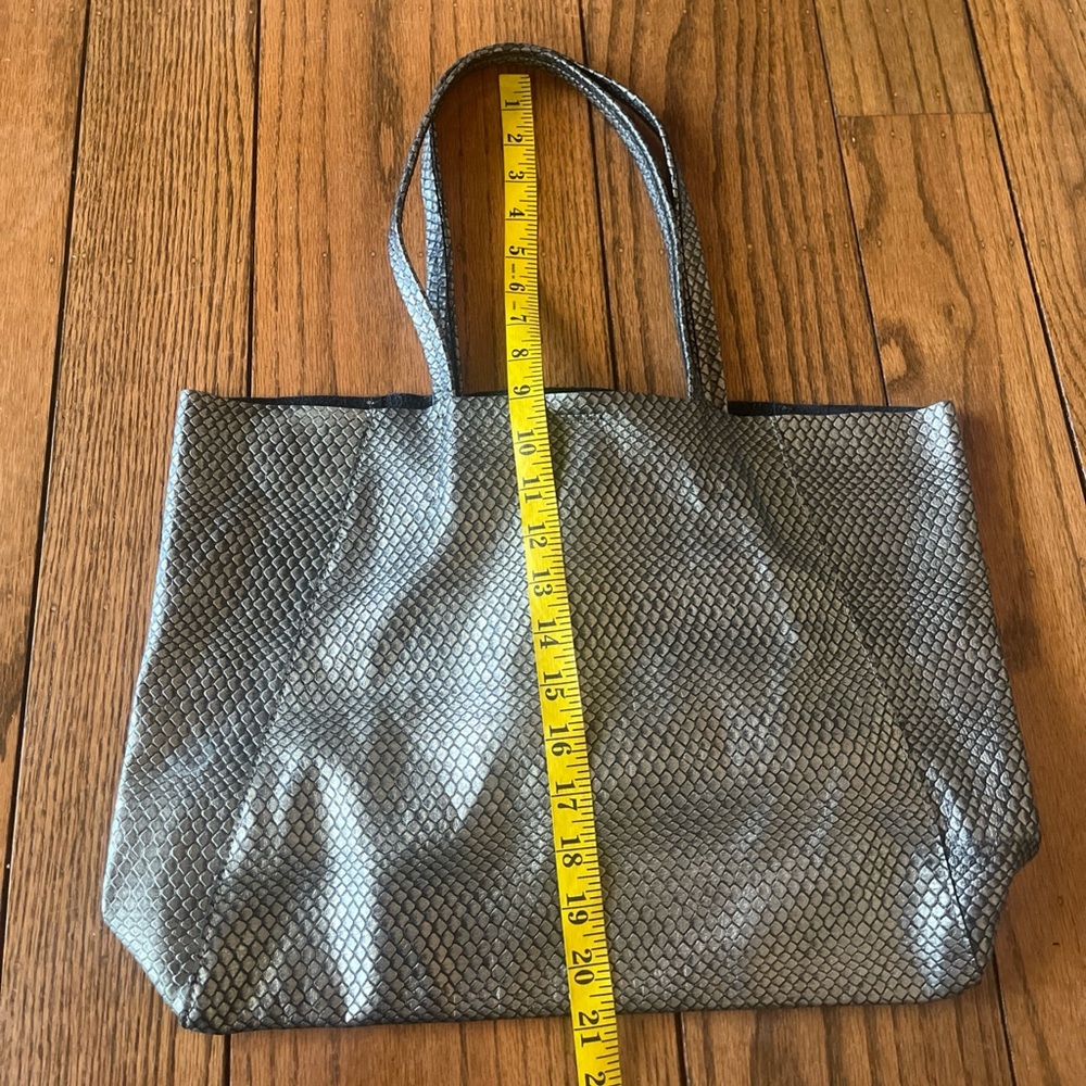 Streets Ahead Leather Elegant Black and Gold Tote Bag - Picture 9 of 11